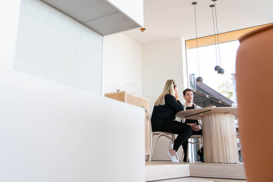 Karin Persson och Linus Fernström i sitt egendesignade hus