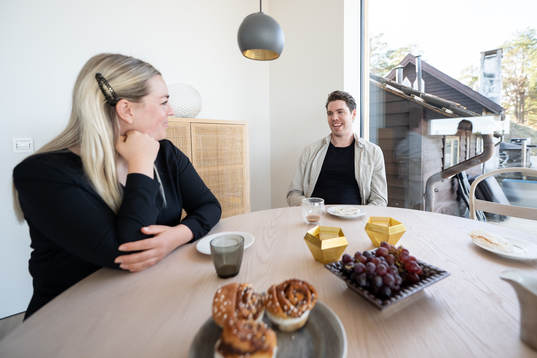 Karin Persson och Linus Fernström i sitt egendesignade hus