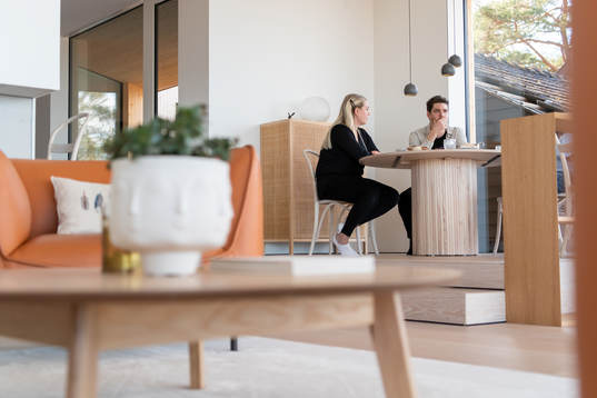 Karin Persson och Linus Fernström i sitt egendesignade hus