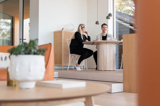 Karin Persson och Linus Fernström i sitt egendesignade hus