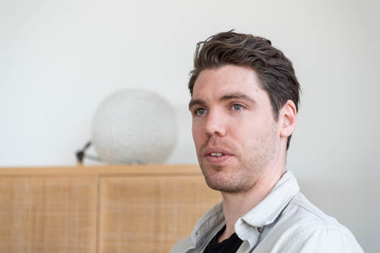 Linus Fernström i sitt egendesignade hus