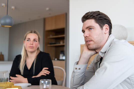 Karin Persson och Linus Fernström i sitt egendesignade hus