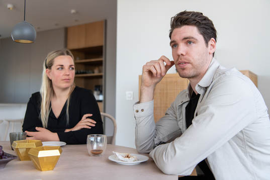 Karin Persson och Linus Fernström i sitt egendesignade hus