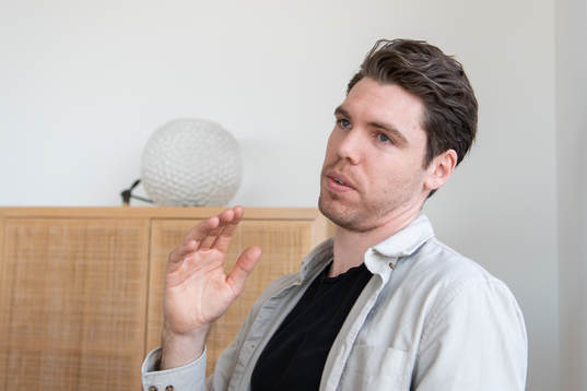 Linus Fernström i sitt egendesignade hus