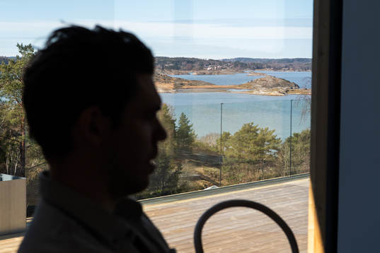 Utsikten genom ett av fönstren i Linus Fernströms