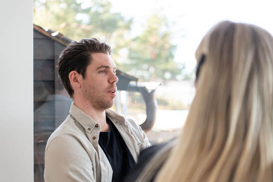 Linus Fernström i sitt egendesignade hus