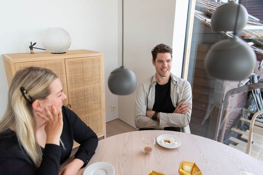 Karin Persson och Linus Fernström i sitt egendesignade hus