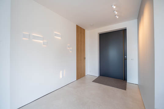 Entrén i Linus Fernströms i sitt egendesignade hus