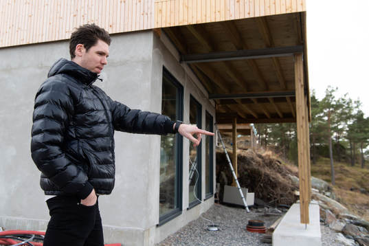 Linus Fernström utanför sitt egendesignade hus