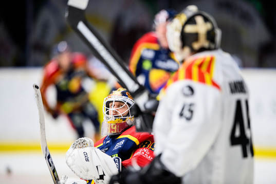 Djurgårdens målvakt Niklas Svedberg och Brynäs målvakt