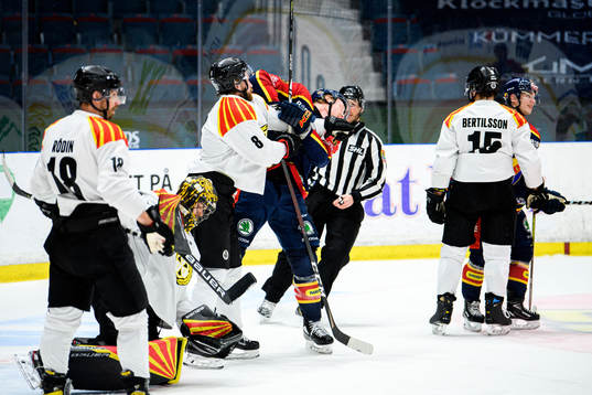 Brynäs John Nyberg i bråk med Djurgårdens Ryan Stoa
