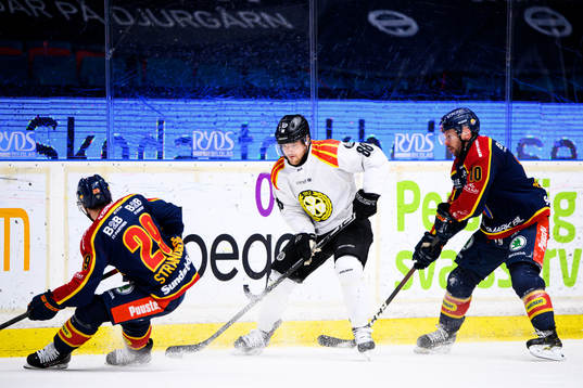 Brynäs Jadeon Descheneau i en kampmmot Djurgårdens