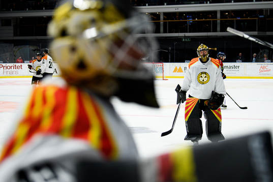 Brynäs målvakt Samuel Ersson blir utbytt mot målvakt
