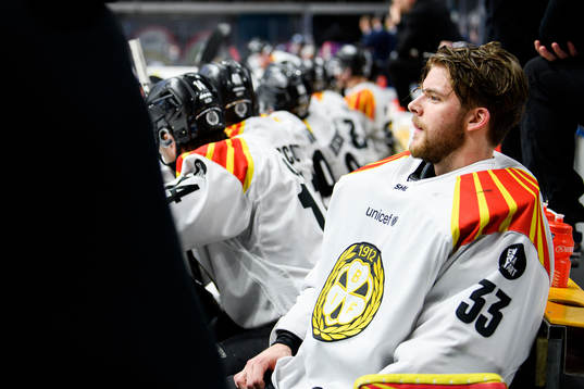 Brynäs målvakt Samuel Ersson deppar i båset