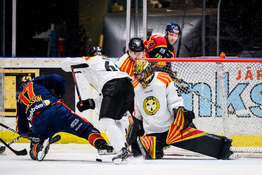 Djurgårdens Henrik Eriksson mot Brynäs Tom Hedberg och