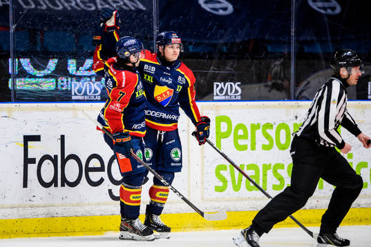 Djurgårdens Rhett Rakhshani (h) jublar med Robert Nardella