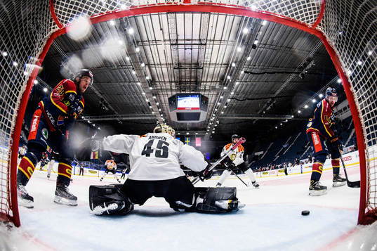 Djurgårdens Niclas Bergfors (h) gör 4-0 på Brynäs