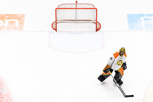 Brynäs målvakt Samuel Ersson deppar när han byts ut