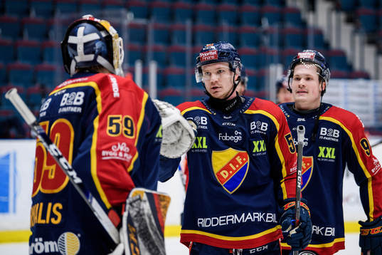 Djurgårdens Tobias Ekberg jublar med målvakt Mantas