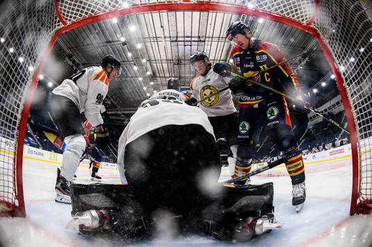 Djurgårdens Henrik Eriksson oroar framför Brynäs