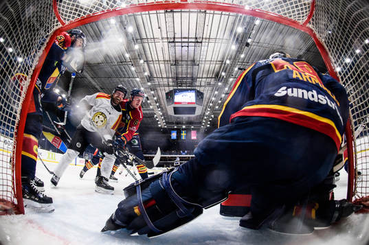 Brynäs John Nyberg oroar framför Djurgårdens målvakt