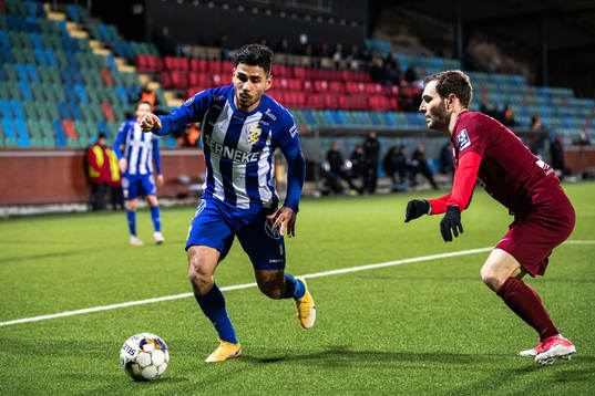 IFK Göteborgs Hosam Aiesh och Landskronas Alexander Tkacz