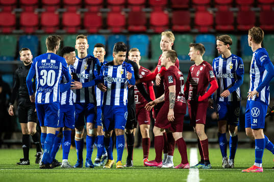 IFK Göteborgs Tobias Sana i dispyt med Landskronas Sumar