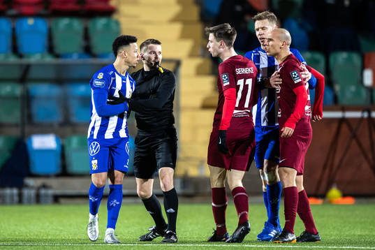 IFK Göteborgs Tobias Sana i dispyt med Landskronas Sumar