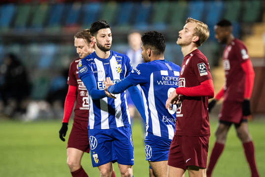 IFK Göteborgs Kevin Yakob jublar med Hosam Aiesh