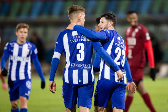 IFK Göteborgs Kevin Yakob jublar ihop med Pontus Wenbloom