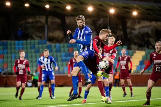 IFK Göteborgs Mattias Bjärsmyr och Landskronas Johan Rapp