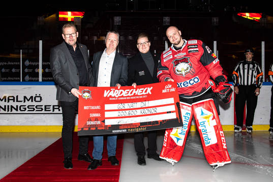 Malmö Redhawks målvakt Oscar Alsenfelt med en check till