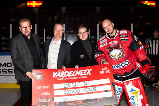 Malmö Redhawks målvakt Oscar Alsenfelt med en check till