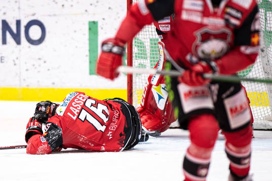 Malmö Redhawks Matias Lassen  ligger ner och har ont