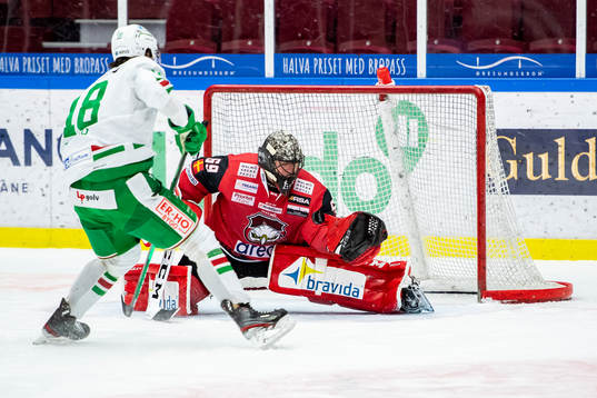 Malmö Redhawks målvakt Oscar Alsenfelt räddar Rögles