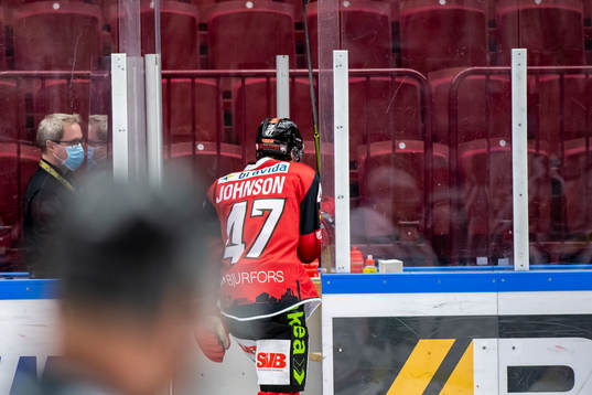 Malmö Redhawks Adam Johnson blir utvisad