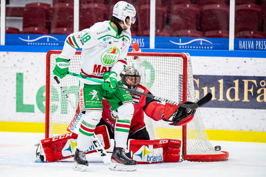 Rögles Dennis Everberg oroar framför Malmö Redhawks