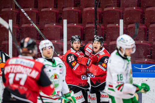 Malmö Redhawks Carl Persson  och Emil Sylvegård jublar