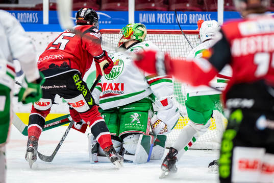 Malmö Redhawks Carl Persson oroar framför Rögles