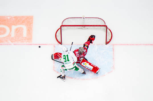Malmö Redhawks målvakt Oscar Alsenfelt räddar Rögles