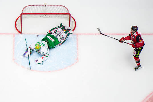 Rögles målvakt Christoffer Rifalk räddar Malmö Redhawks