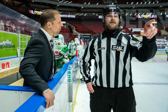 Rögles tränare Cam Abbott  i samspråk med linjedomare