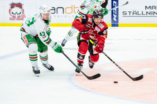 Rögles Olli Palola  och Malmö Redhawks Adam Johnson