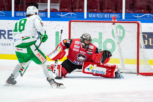 Malmö Redhawks målvakt Oscar Alsenfelt räddar Rögles