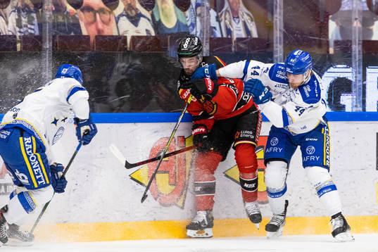 Luleås Eddie Larsson och Leksands Ashton Carter i kamp om