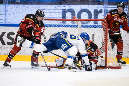 Leksands Emil Heineman oroar framför Luleås målvakt Joel