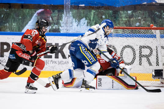 Leksands Jesper Kandergård oroar framför Luleås Carl