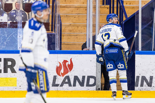 Leksands Fredrik Forsberg lämnar isen