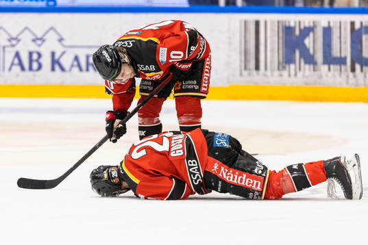 Luleås Einar Emanuelsson ser om Erik Gustafsson