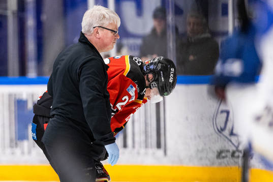 Luleås Erik Gustafsson får hjälp av isen